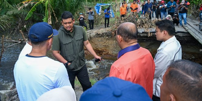 Gubernur Bobby Nasution Tinjau Korban Banjir di Langkat, Salurkan Bantuan dan Dengarkan Kebutuhan Masyarakat